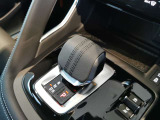 センターコンソールは、しっかりと握りやすいクリケットタイプのシフトレバーになっております。