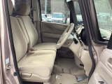 フロントシートはベンチシートです。ベンチシ―トは運転席と助手席の移動もスムーズ!狭い駐車場での乗り降りに便利です。