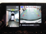 アラウンドビューモニターは4方のカメラで真上から車を見たようにモニターで確認ができます。周辺の安全確認、小さなお子様や障害物も目視で確認できるので駐車のしやすさだけでなく、事故防止にも役立ちます。