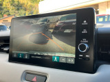 バックモニター装備。画面にて後方の確認が行えるので、バック駐車や車庫入れの際には重宝します。車の運転に慣れない方でも安心のガイドライン表示機能付。