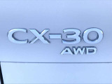【AWD】全輪駆動。さまざまな運転シーンで走る歓びを高めます。