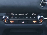 【フルオートエアコン】運転席と助手席の温度調整がそれぞれ出来るフルオートエアコン装備です。これなら暑がりなご主人、寒がりな奥様が同乗されても問題ないですね。