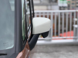 狭い駐車場でも安心。スイッチ操作だけでドアミラーの格納展開が可能。電動格納式リモコンドアミラー!