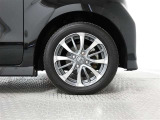 アルミホイールを装備、タイヤサイズは155/65R14です。