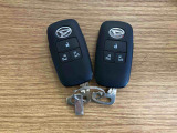 【スマートキー】 スマートキーを携帯していれば、ドアハンドルのボタンを押してロックの解除ができ、パワースライドドアもワンタッチで開閉できます。