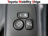 便利な電動格納ドアミラーも装備しております。駐車時にボタン一つで折り畳む事が出来るので便利ですよ。