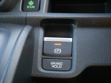 【電子制御パーキングブレーキ】スイッチ操作でパーキングブレーキをオン/オフ。発進時、運転席のシートベルトが着用されている時アクセルを踏めば自動的に解除されます。