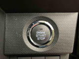 【プッシュボタンスタート】 スマートキーを携帯し、ブレーキを踏みながらボタンを押すだけでエンジンをかけることができます。