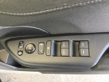 電動格納式ドアミラーのスイッチは運転席ドアにあります。