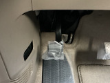 パーキングブレーキはフット式なので運転席と助手席の間はすっきり、移動も楽々です。さっと手が届く位置にATセレクトレバーやエアコンスイッチなどがあり操作性に優れています