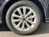 18インチ純正アルミホイール装備 全車両に標準装備の純正アルミホイールは、純正ならではのバランスの良いデザインと、走行安定性をお楽しみ頂けます。
