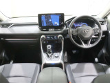 使いやすく運転しやすいレイアウトの運転席回り。