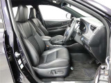 運転席にはパワーシート搭載。微妙な調整が手軽にでき、最適なポジションで運転することが可能です。