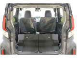 後席を格納すると大きなスペースが出来るので大きな荷物も積み込めます!
