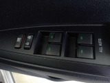 パワーウィンドウスイッチで運転席から全席の窓の開閉ができます。