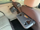 運転席及び助手席後ろには後席用テーブル&ドリンクフォルダーを装備☆