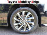 デザイン性に優れたトヨタ純正アルミホイールが装着されています。