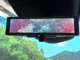 【インテリジェントルームミラー】後席の大きな荷物や同乗者で後方が確認しづらい時でも安心!カメラが撮影した車両後方の映像をルームミラー内に表示。クリアな視界で状況の確認が可能です!