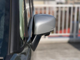 狭い駐車場でも安心。スイッチ操作だけでドアミラーの格納展開が可能。電動格納式リモコンドアミラー!
