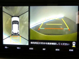 【全周囲モニター】車を上空から見下ろしたような映像をカーナビ画面に映し出し、車庫入れや縦列駐車をサポートしてくれます。