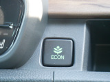 【ECONスイッチ】 ECONスイッチを押すと、加速時のアクセルの踏みすぎやエアコンの効きすぎなどを抑え燃費向上に役立ちます。