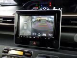 【全方位モニター】リバースに入れた際、車両全体を見渡している映像に切り替わります。また、見通しが悪い場所で便利な前方ワイド映像やすれ違いに便利な助手席側ワイド映像など切り替えが出来ますよ♪