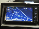 純正ナビを装備。タッチパネル式で使いやすく、お出かけもラクラクです。