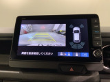 リバースギアに入れるだけで後方の表示へ切り替わります。夜間や雨の日の駐車も楽になりますよ。