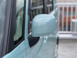 狭い駐車場でも安心。スイッチ操作だけでドアミラーの格納展開が可能。電動格納式リモコンドアミラー!