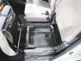 助手席シート座面下に収納スペースがあります。
