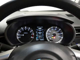 とっても見やすいメーターです。夜間時はラグジュアリーな気分にさせてくれる照明が魅力ですので、夜のドライブも楽しみになりますよ♪