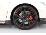 フロントにはBrembo社製モノブロックアルミ対向4ポットキャリパー+&phi;350mmドリルド&ピラーフィンディスクを採用。235/35ZR19 91Yのワイドかつ大径のハイグリップタイヤ。