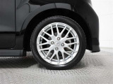 アルミホイールを装備、タイヤサイズは165/55R15です。