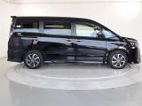 両側パワースライドドア付きだから、狭い駐車スペースなどでの 乗り降りラクラク!小さなお子さまのいるご家庭には嬉しい装備。