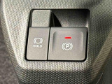 指先だけで簡単に操作が可能な電動パーキングブレーキを採用。「HOLD」スイッチを押すと、渋滞や信号待ちなどでブレーキペダルから足を離しても、ブレーキを保持するので安心です