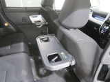 運転席、助手席シートにシートバックテーブルがあります。