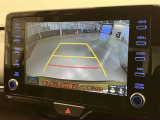 車庫入れなど後進運転時に死角をモニターで確認ができて安全です♪ ステアリング操作の参考になるガイド線も表示しますので車庫入れがニガテな方も安心ですネ!