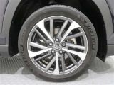 純正アルミホイールが似合ってます。タイヤサイズは225/50R18 です。