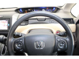 ハンドル左側にはオーディオ操作が出来るオーディオリモートコントロールスイッチ、右側にはHondaSENSINGとオートクルーズスイッチを装備!長距離運転や高速道路の運転では大活躍です!