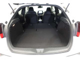 セカンドシートを倒した状態です。セカンドシートは独立可倒、荷物に合わせてラゲッジスペースをアレンジできます。