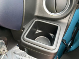 [ドリンクホルダー]お気に入りのドリンクを片手に、快適なドライブを♪500mlペットボトルも置けます!