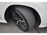 純正18インチアルミホイル/タイヤサイズは225/45R18です