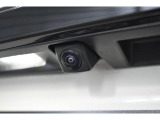 車両後方の映像を車内のディスプレイに表示し、駐車時や後退時の障害物や歩行者の確認を補助します。 広角レンズを採用し、広い範囲を映し出すことができます。