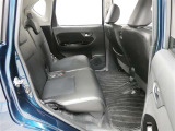 コンパクトカーながらゆとりある後席足元です。