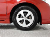樹脂キャップ付きアルミホイールを装備、タイヤサイズは195/65R15です。