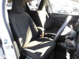 【内装】ヴィッツの車内です♪もちろん、フロアマットもついてますよ〜!