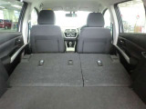 後部座席を倒すと広々とした荷室に早代わり!!大きなものもバッチリ入りますよ!!