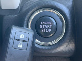 【キーレススタートシステム】カバンやポケットに入れたままでもドアの施錠・解錠が可能なスマートキーを装備。エンジンのオン・オフ時もカギを取り出す必要が無いからとっても便利です♪