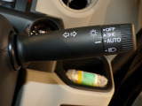 周囲の明るさを感知してヘッドライトのON/OFFできます。トンネルでの点灯・消灯忘れ防止に役立ちます!