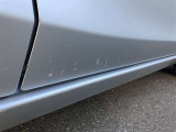 傷等が御座いますので、現車をご覧になって状態を確認をして下さい。修理をご希望の方は有償になりますが、弊社板金工場にて修理可能です!詳細はスタッフにご相談ください!